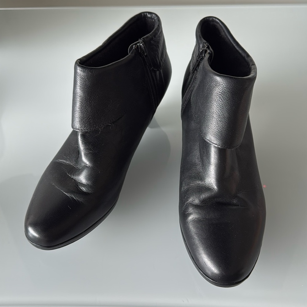 Munro Black Leather Ankle Booties